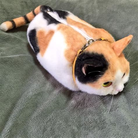 cartera de gato realista